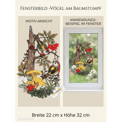 Gesticktes Heimtextilien-Fensterbild am Baumstumpf mit bunten Vögeln, Beeren und gelben Pilzen, im Fenster hängend.