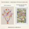 Frühlingshaftes Heimtextilien-Fensterbild als große, weiße Blume mit bunten Blüten, Schmetterlingen und Perlenkette im Fenster.