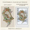 Festliches Heimtextilien-Fensterbild in Glockenform mit winterlicher Kirche, Tannengrün und Zapfen im Fenster.
