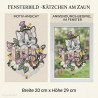 Besticktes Heimtextilien-Fensterbild mit grauem Kätzchen auf Holzzaun, Vögelchen und violetten Winden im Fenster.