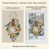 Heimtextilien-Fensterbild mit roter Kerze, blauer Meise, Notenrolle und winterlichen Blüten im Fenster.