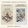 Festliches Heimtextilien-Fensterbild mit roter Kerze, goldenen Christbaumkugeln und grüner Schleife im Fenster.