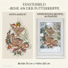 Winterliches Heimtextilien-Fensterbild mit Rehen an der Futterkrippe, Pilzen und Vögeln im Fenster.