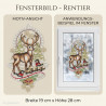 Festliches Heimtextilien-Fensterbild mit prächtigem Rentier, Glocken und Tannenbäumen im Fenster.