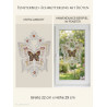 Gesticktes Heimtextilien-Fensterbild mit braun-gelbem Schmetterling, umgeben von filigraner weißer Spitze und kleinen Blüten am Fenster.