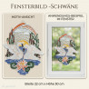 Besticktes Heimtextilien-Fensterbild mit zwei weißen Schwänen auf blauem Wasser, Seerose, Schilf und goldener Sonne im Fenster.