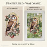 Gesticktes Heimtextilien-Fensterbild mit brauner Eule auf ast, grünen Blättern und roten Beeren im Fenster.