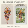 Herbstliches Heimtextilien-Fensterbild als Zwiebelzopf mit braunen Zwiebeln, Sonnenblume, Getreide und roten Chilis im Fenster.