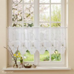 Halbtransparente Heimtextilien-Scheibengardine in Weiß mit feiner Blumenstickerei am Küchenfenster mit Frühlingsdeko. 35 cm hoch