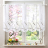 Halbtransparente Scheibengardine in Weiß mit feiner Stickerei am frühlingshaft dekorierten Fenster mit Ostereiern. 35 cm hoch