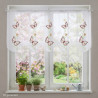 Halbtransparente Scheibengardine in Weiß mit Schmetterlings-Stickerei am frühlingshaft dekorierten Fenster.