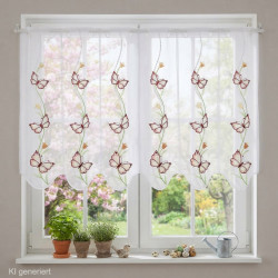 Weiße Scheibengardine aus Voile mit Schmetterlings-Blumenranke am dekorierten Küchenfenster. 55 cm hoch