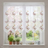 Weiße Scheibengardine aus Voile mit Schmetterlings-Blumenranke am dekorierten Küchenfenster. 55 cm hoch