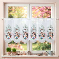 Halbtransparente Scheibengardine in Weiß mit Katzen-Stickerei am frühlingshaft dekorierten Fenster. 35 cm hoch