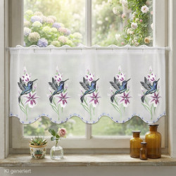 Halbtransparente Scheibengardine in Weiß mit Kolibri-Stickerei am frühlingshaft dekorierten Fenster. 35 cm hoch
