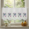 Halbtransparente Scheibengardine in Weiß mit Kolibri-Stickerei am frühlingshaft dekorierten Fenster. 35 cm hoch