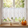 Halbtransparente Scheibengardine in Weiß mit brauner Stickerei am frühlingshaft dekorierten Fenster. 35 cm hoch