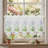 Halbtransparente Scheibengardine in Weiß mit violetter Krokus-Stickerei am frühlingshaft dekorierten Fenster. 35 cm hoch