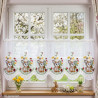 Weiße Scheibengardine im Voile-Stil mit Halbtransparente Heimtextilien-Scheibengardine mit Osterhasen-Stickerei am frühlingshaft dekorierten Fenster. 35 cm hoch