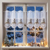Weisse Heimtextilien-Scheibengardine mit Reh- und Vogelhaus-Stickerei am winterlichen Fenster. 35 cm hoch