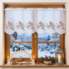 Weisse Heimtextilien-Scheibengardine mit Vögeln und Zapfen an weihnachtlich dekoriertem Fenster. 35 cm hoch