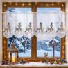 Weisse Heimtextilien-Scheibengardine mit Reh- und Vogelhaus-Stickerei am winterlichen Fenster. 35 cm hoch