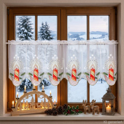 Weisse Plauener Spitze-Scheibengardine mit Kerzen-Motiv am weihnachtlich dekorierten Fenster. 35 cm hoch
