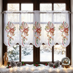 Weisse Heimtextilien-Scheibengardine mit Weihnachts-Motiv am festlich dekorierten Fenster. 35 cm hoch