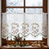 Weisse Weihnachts-Scheibengardine mit Winterwald-Motiv am festlich dekorierten Fenster. 35 cm hoch