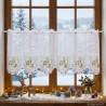Weisse Heimtextilien-Scheibengardine mit Winteridylle-Motiv am festlich dekorierten Fenster. 35 cm hoch