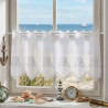 Maritime Heimtextilien-Scheibengardine mit Delfinen am dekorierten Fenster. 40 cm Höhe