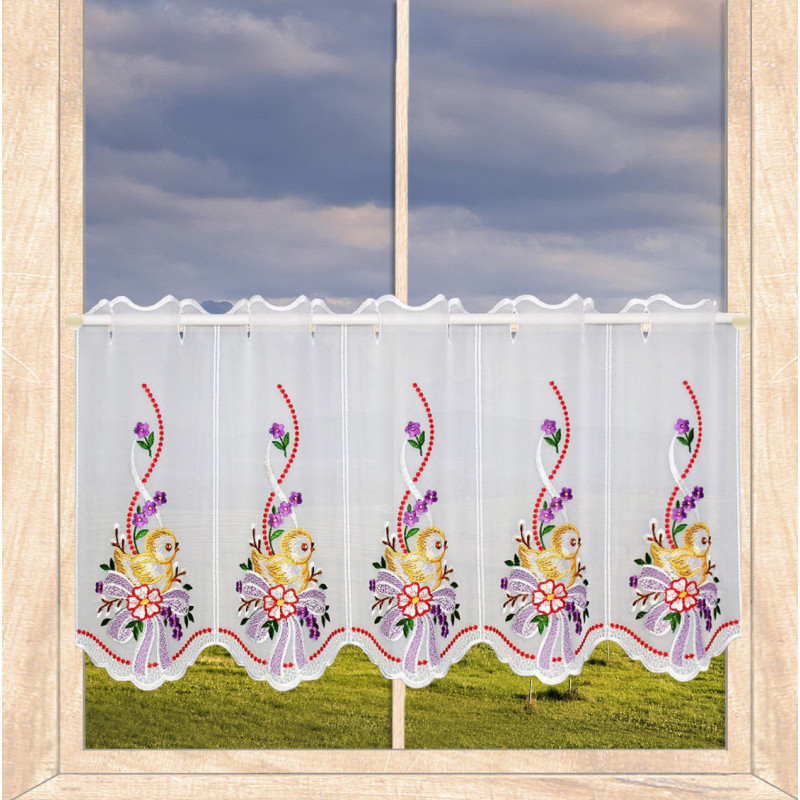 Weiße Plauener Spitze Kurzgardine mit gelben Küken, lilafarbenen Schleifen und Blumen im Fenster.