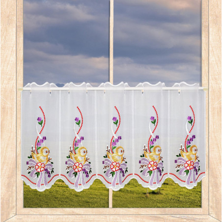 Weiße Plauener Spitze Kurzgardine mit gelben Küken, lilafarbenen Schleifen und Blumen im Fenster.