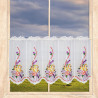 Weiße Plauener Spitze Kurzgardine mit gelben Küken, lilafarbenen Schleifen und Blumen im Fenster.