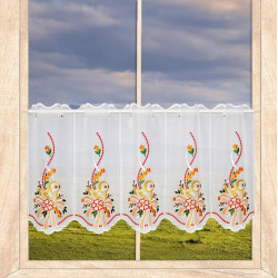 Weiße Plauener Spitze Kurzgardine mit gelben Küken, orangefarbenen Schleifen und Blumen im Fenster