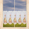 Weiße Plauener Spitze Kurzgardine mit gelben Küken, orangefarbenen Schleifen und Blumen im Fenster