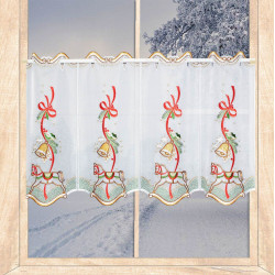 Weiße Plauener Spitze Kurzgardine mit nostalgischem Schaukelpferd-Motiv, roten Schleifen und goldenen Glocken im Fenster.