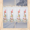 Weiße Plauener Spitze Kurzgardine mit nostalgischem Schaukelpferd-Motiv, roten Schleifen und goldenen Glocken im Fenster.