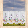 Kurzgardine in Weiß mit Glockenblumen-Stickerei und Marienkäfern als Heimtextilien im Fenster.