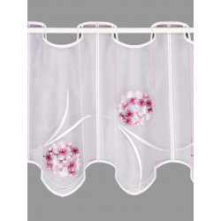 Weiße Stickereigarderine in transparenter Optik mit verspielten pinken Blütenmotiven als Heimtextilien.