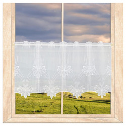 Weiße Plauener Spitze Kurzgardine mit floraler Stickerei und Bogensaum, ideal als klassische Heimtextilien für das Fenster.