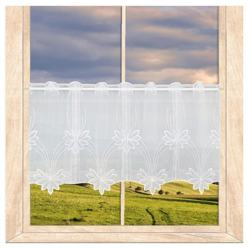 Weiße Plauener Spitze Kurzgardine mit floraler Stickerei und Bogensaum, ideal als klassische Heimtextilien für das Fenster.