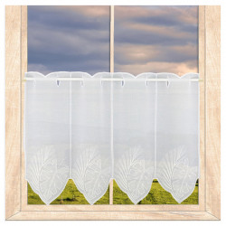 Weiße Plauener Spitze Kurzgardine mit floraler Stickerei und Bogensaum, ideal als klassische Heimtextilien für das Fenster.