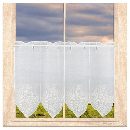 Weiße Plauener Spitze Kurzgardine mit floraler Stickerei und Bogensaum, ideal als klassische Heimtextilien für das Fenster.