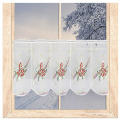 Festliche Plauener Spitze Kurzgardine mit rotem Weihnachtsstern und Kerzen-Bestickung am schneebedeckten Fenster.