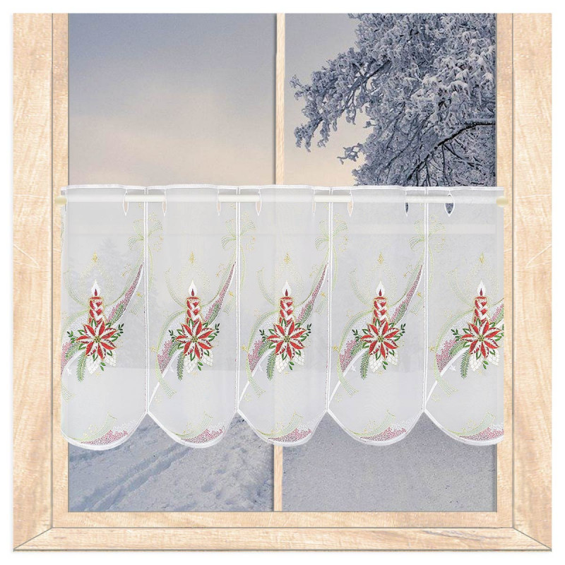 Festliche Plauener Spitze Kurzgardine mit rotem Weihnachtsstern und Kerzen-Bestickung am schneebedeckten Fenster.