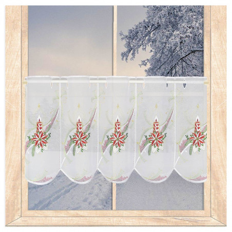 Festliche Plauener Spitze Kurzgardine mit rotem Weihnachtsstern und Kerzen-Bestickung am schneebedeckten Fenster.