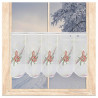 Festliche Plauener Spitze Kurzgardine mit rotem Weihnachtsstern und Kerzen-Bestickung am schneebedeckten Fenster.