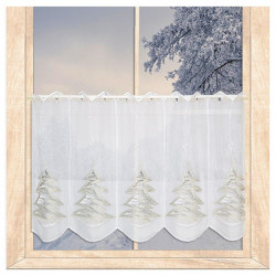 Weiße Plauener Spitze Kurzgardine mit modernen Tannenbäumen am schneebedeckten Fenster.