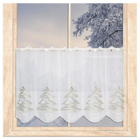 Weiße Plauener Spitze Kurzgardine mit modernen Tannenbäumen am schneebedeckten Fenster.